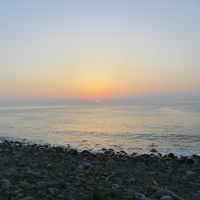 宿から徒歩3分の海岸からは、日の出が見えます。