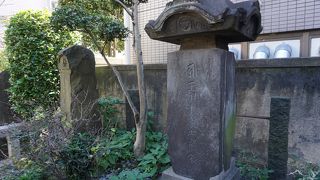 玉川上水を開削した玉川兄弟の墓がありまして