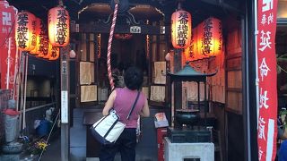 よみせ通りにあります