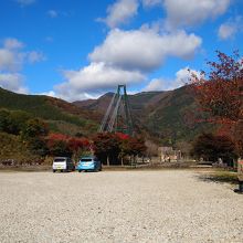 対岸の駐車場より、大吊橋を見ます。