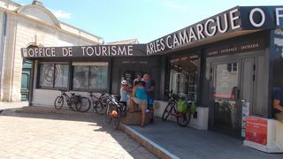 リス大通りの南にあります。