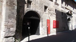 ローヌ川沿いにある建物です。