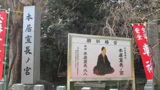 大きな看板があります