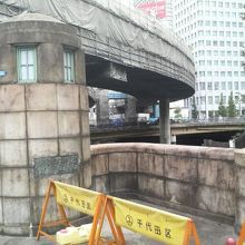 橋のそばでも工事が進んでいました