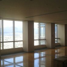 絶景を楽しみながら座って休めます