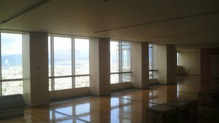 前橋の繁華街から遠くの山々まで広範囲を一望できます