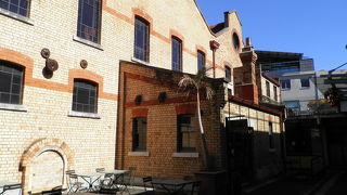 レンガの煙突が目印