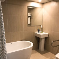 変わった配置のバスルーム。