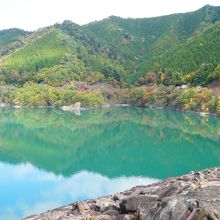 水面に映る山々が綺麗ですよね