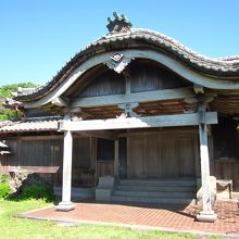 唐破風の贅沢な玄関です