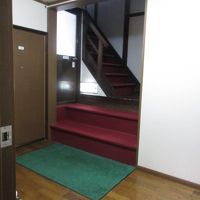 部屋の入口と階段