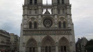 そびえるように建っている