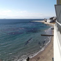 部屋の真下まで海