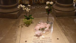 花が飾られているグレ－スケリ－の墓