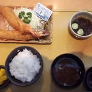 話のネタにエビフライ　魚介がおいしい混雑店