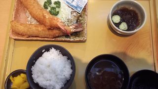 話のネタにエビフライ　魚介がおいしい混雑店