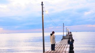 最近ＳＮＳ等で話題の木造桟橋のある海岸