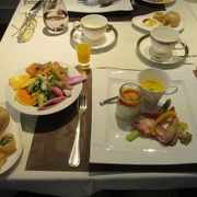 宿泊先のホテル内のイタリアンとフレンチのレストラン前もハロウィンの飾り付けでした。 夕食・朝食はホテル内のレストランで食べました。