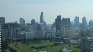 都心にあるゴルフ場と競馬場