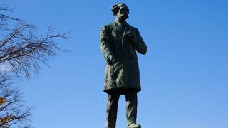 並び立つ二人の像