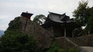 左横にちょこんと建つのは開山堂