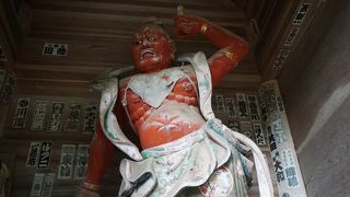 安置されている仁王像は運慶の弟子たちの作