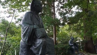 二人の距離はちょっとあって、やや遠いめ