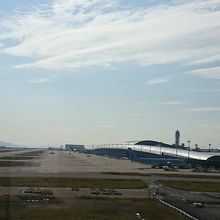 滑走路とターミナルが一望