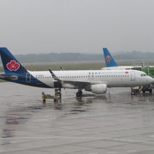 駐機中の飛行機