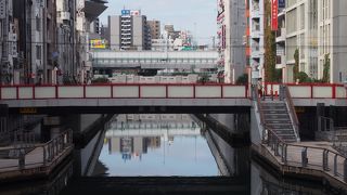 アメリカ村へはこの橋から