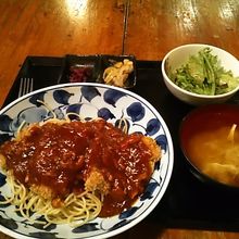 スパゲティーにカツが一杯乗ったスパカツ600円