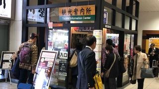 列車が到着すると混みます