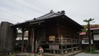 通りから入ってすぐのスペースには立派なお堂