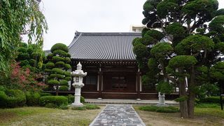 御影石の石材をふんだんに使った贅沢で重厚な構え