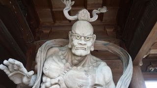 インパクトのある仁王像です。