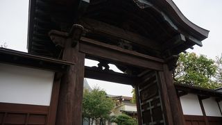 見どころは山門