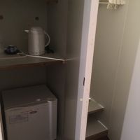 電気ポット、湯のみ茶碗、お茶、冷蔵庫、右手はクローゼット