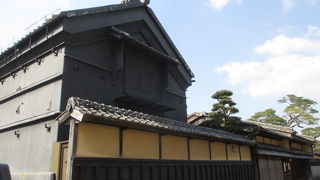 黒い蔵が圧巻です