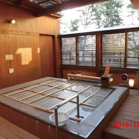 露天風呂。朝のため蓋が。