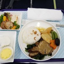 福岡出発便の機内食　白米はイマイチ　おかずは美味しい