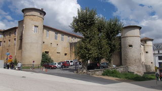 町の中間に流れえるニーヴ川の西側にあるエリアです。