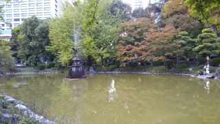 中央に鶴の噴水があります