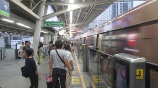 進行方向後方にエスカレーターが設置