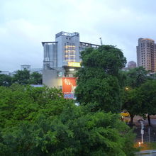 翠華路自行車道橋梁から見る蓮潭国際会館
