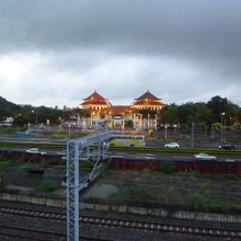 翠華路自行車道橋梁から見る高雄物産館