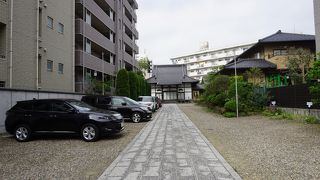 手前のほとんどが有料駐車場