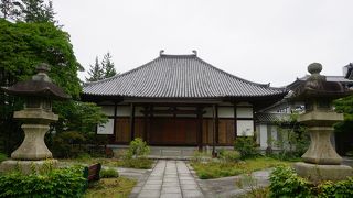 境内の緑の濃さはその辺りの公園も真っ青の素晴らしさ