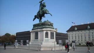 広大な広場の中に