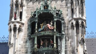 仕掛け人形がある市庁舎前の広場