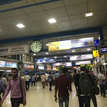 こちらは夕方のチャーチゲート駅。さすがに混んでいる